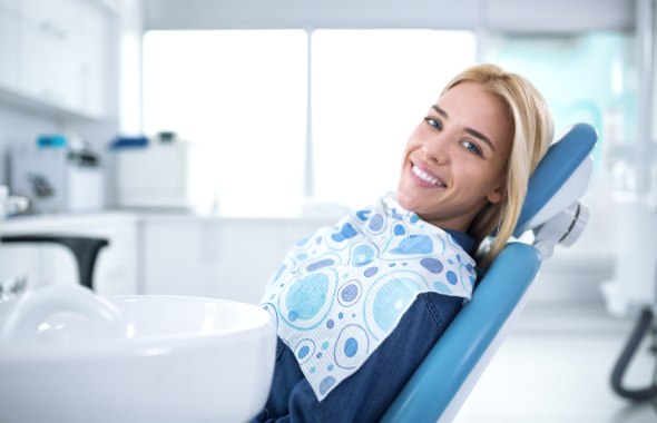 Glückliche Patientin beim Zahnarzt